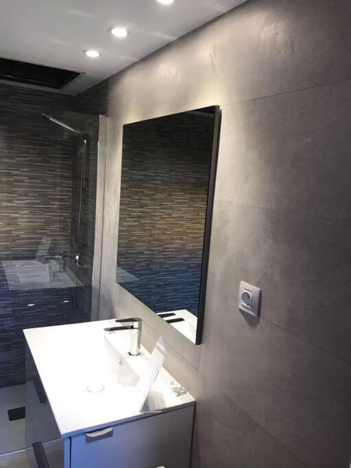 Modern Apartment คอร์ราเลโฮ ภายนอก รูปภาพ
