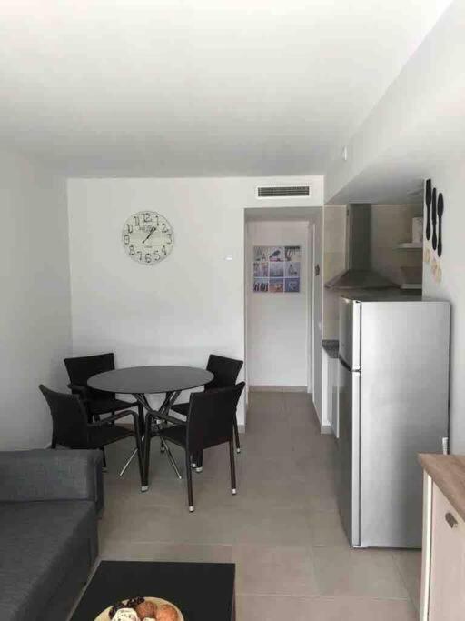 Modern Apartment คอร์ราเลโฮ ภายนอก รูปภาพ